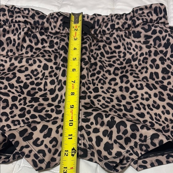 Leopard Print Pocket Shorts - Picture 6 of 10